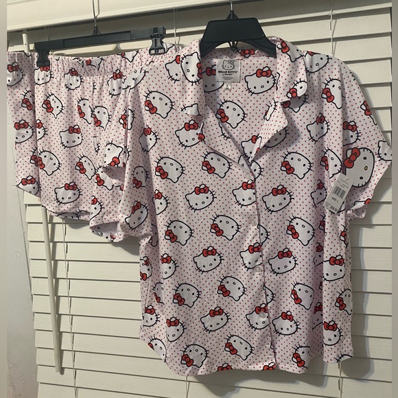 Hello Kitty Pajama Shirt And Shorts Set Women’s - Picture 2 of 4